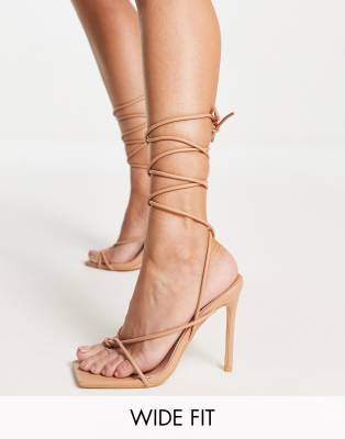 Public Desire Wide Fit - Zing - Beige højhælede sandaler med bindebånd om anklen