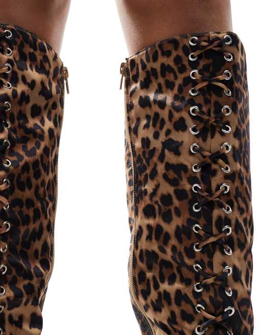 Public Desire - Witchcraft - Stivali al ginocchio leopardati stringati, 3 di 4