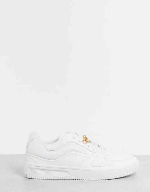 Public Desire – Wolf – Sneaker in Weiß mit Kettenverzierung 