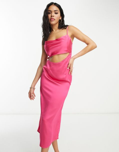 Public Desire x Paris Artiste – Exklusives Satin-Midikleid in leuchtendem Rosa mit Zierausschnitt - view 1