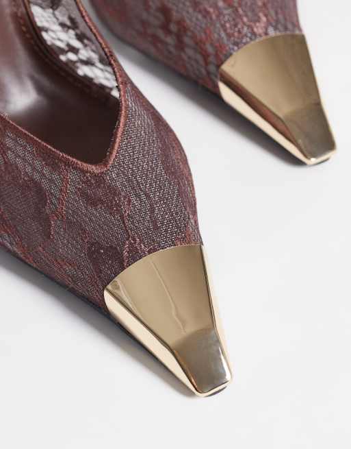 Public Desire - zapatos de salón con tacón Edie con puntera dorada en encaje marrón, 3 de 4