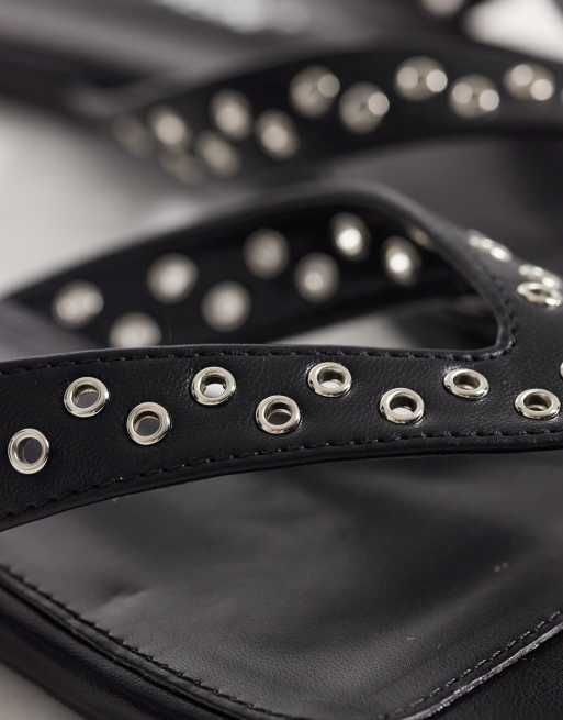 Public Desire – Zehenstegsandalen in Schwarz mit Nietenbesatz, 2 von 4
