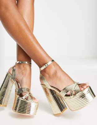 Public Desire – Zurra – Sandaletten in Metallic-Gold mit Plateausohle
