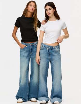 Pull & Bear - 2er-Pack figurbetonte T-Shirts in Schwarz und Weiß-Bunt
