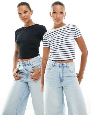 Pull & Bear - 2er-Pack knapp geschnittene T-Shirts in Schwarz und mit Streifenmuster-Bunt