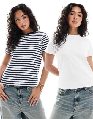 Pull & Bear - 2er-Pack Kurzärmlige T-Shirts aus Baumwolle in Weiß und gestreift-Bunt
