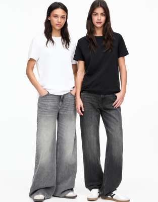 Pull & Bear - 2er-Pack T-Shirts in Schwarz und Weiß-Bunt