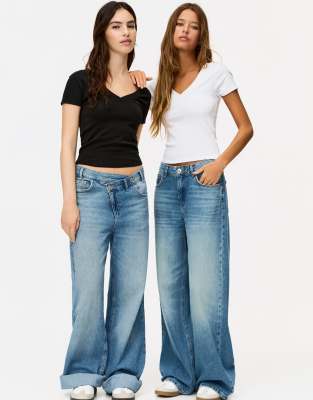 Pull & Bear - 2er-Pack T-Shirts in Weiß/Schwarz mit V-Ausschnitt-Bunt