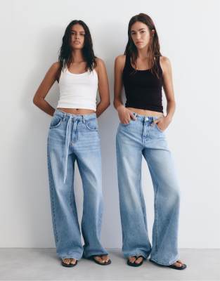 Pull & Bear - 2er-Pack Tanktops in Weiß und Schwarz-Bunt