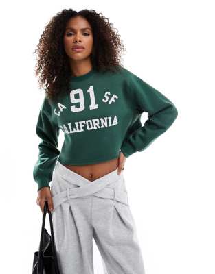 Pull & Bear - Abgeschnittenes Sweatshirt in Flaschengrün mit „91"-Grafik