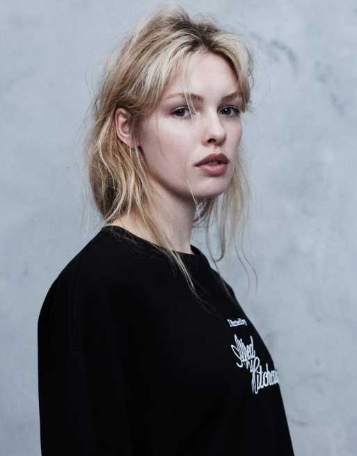 Pull&Bear Alfred hitchcock regular fit t-shirt in black, 3 of 7