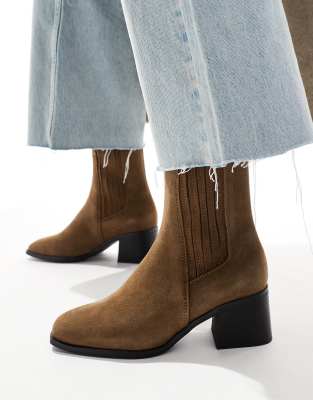 Pull & Bear - Ankle-Boots aus Wildleder in Dunkelbraun mit Absatz-Brown