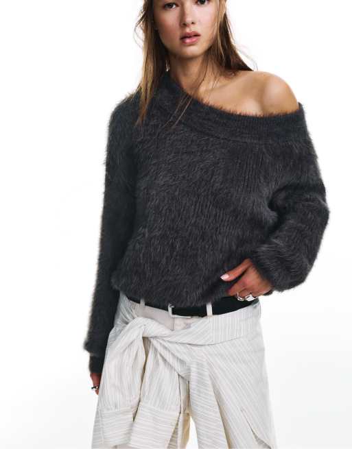 Pull&Bear Asymmetric faux fur sweater in lead, 2 of 4