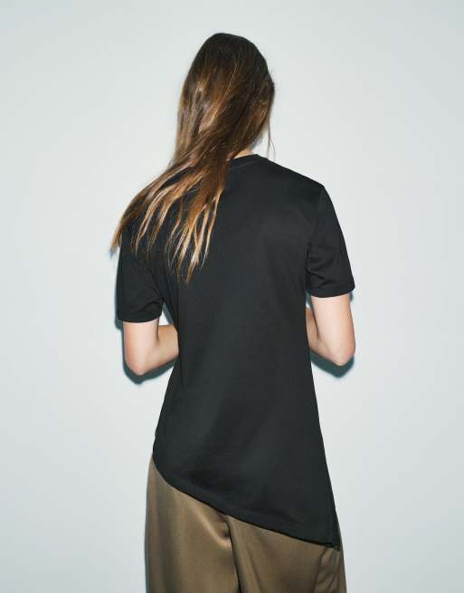 Pull&Bear Asymmetric t-shirt with appliqué in black, 2 of 7