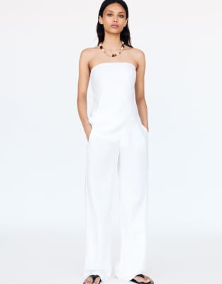Pull & Bear - Asymmetrisch geschnittenes, trägerloses Oberteil in Weiß