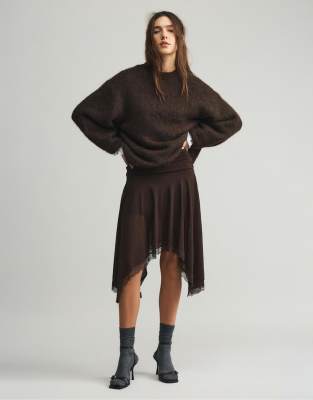 Pull & Bear - Asymmetrischer Midirock aus Spitze in Braun-Brown