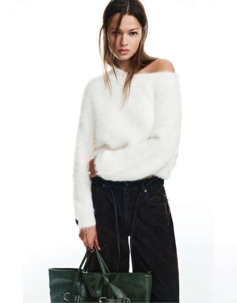 Pull&Bear – Asymmetrischer Pullover aus Kunstpelz in Beige - view 1