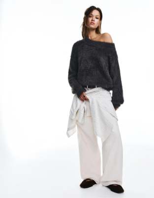 Pull & Bear - Asymmetrischer Pullover aus Kunstpelz in Bleigrau