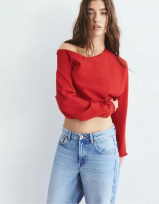 Pull & Bear - Asymmetrischer Pullover in Rot