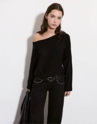Pull & Bear - Asymmetrischer Pullover in Schwarz