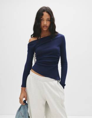 Pull & Bear - Asymmetrisches, langärmliges Oberteil in Marineblau