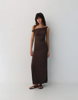 Pull & Bear - Asymmetrisches Midikleid in Braun-Brown