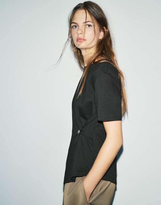 Pull&Bear asymmetrisk T-shirt med applikation i sort, 3 af 7