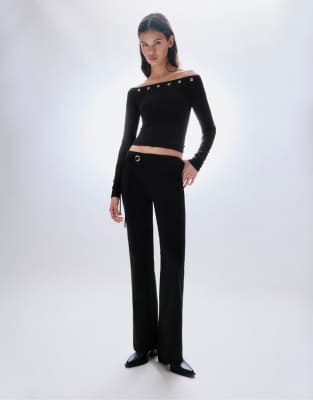 Pull & Bear - Ausgestellte Hose in Schwarz mit Ösenverzierung