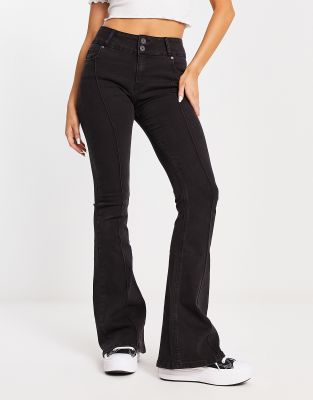 Pull & Bear - Ausgestellte Jeans in Schwarz mit mittelhohem Bund und Knopfdetail