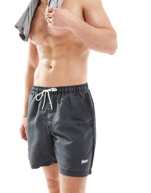Pull&bear – Badeshorts in schwarzer Acid-Waschung mit „STDW“-Aufschrift