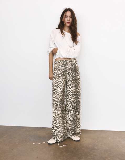 Pull&Bear baggy jeans med leopardprint i brun - view 1