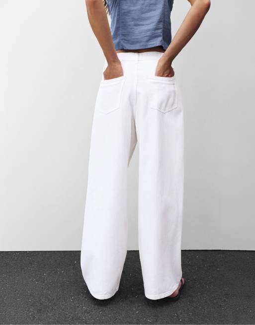 Pull&Bear baggy jeans met overslag tailleband in wit, 3 van 7