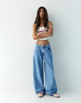 Pull & Bear - Balloon-Jeans in Mittelblau mit Text-Stickerei