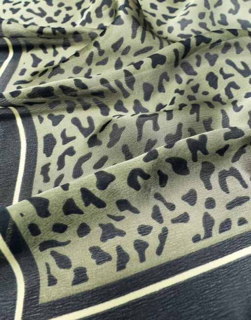 Pull&Bear Bandana mit Leopardenmuster in Grün, 4 von 5