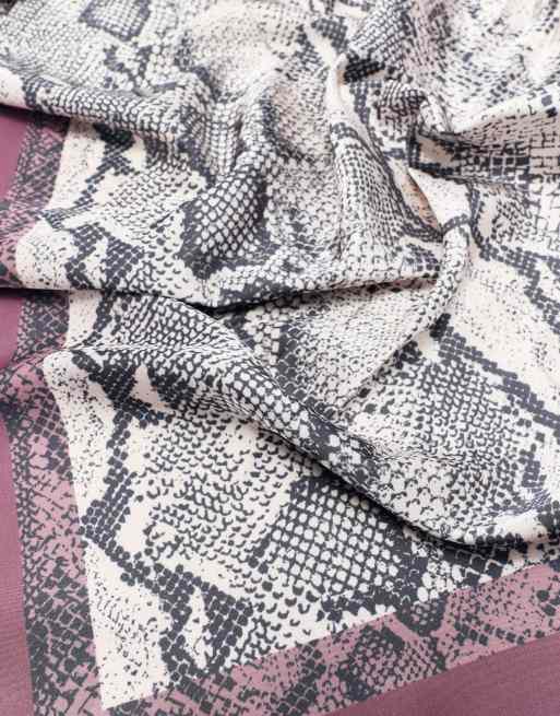 Pull&Bear bandana van satijn met slangenprint in roze, 4 van 5