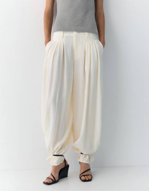 Pull&Bear Barrel darted trousers in beige, 3 of 4