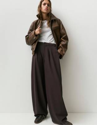Pull & Bear - Barrel-Fit-Hose in Braun mit Abnähern-Brown