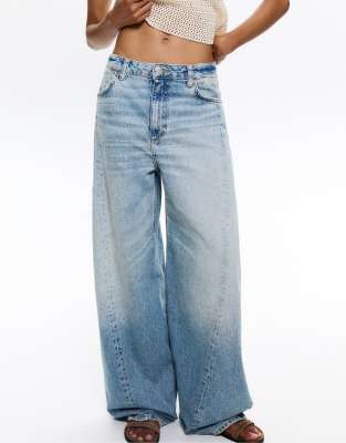 Pull & Bear - Barrel-Jeans in Mittelblau mit mittelhohem Bund