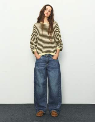 Pull & Bear - Barrel-Leg-Jeans in Mittelblau mit niedrigem Bund