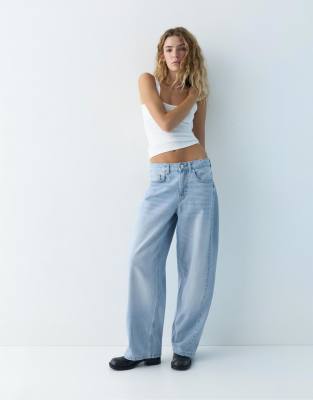 Pull & Bear - Barrel-Leg-Jeans in Mittelblau mit niedrigem Bund