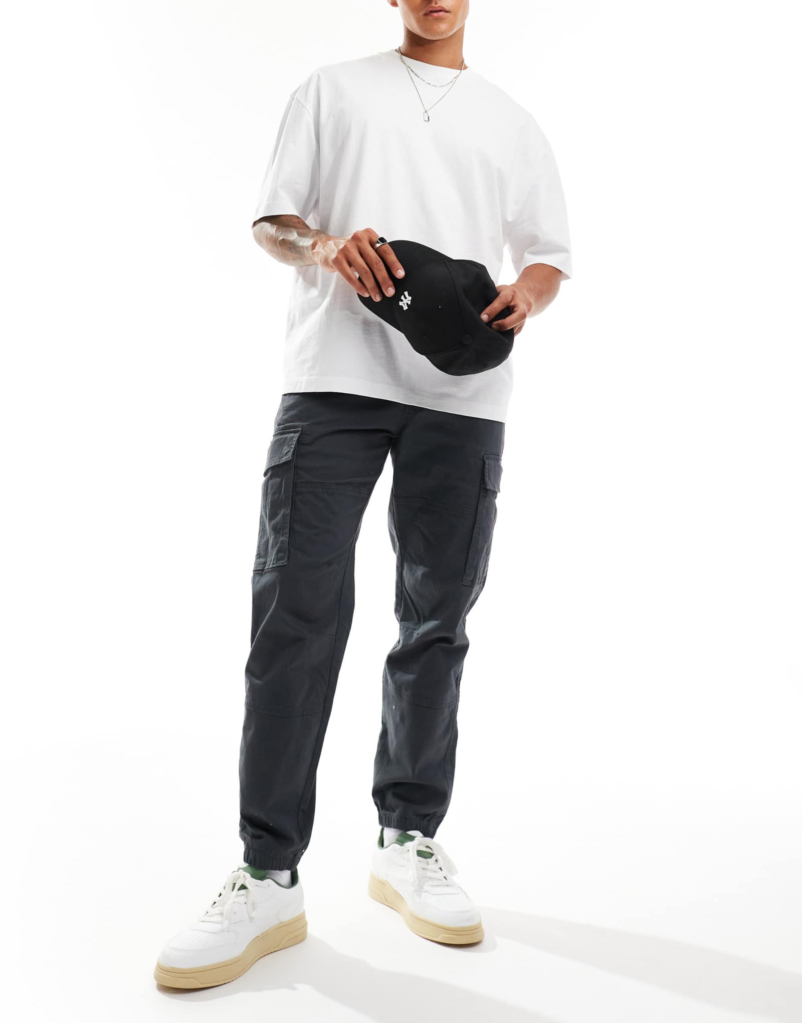 Базовые брюки-карго Pull-Bear серого цвета 9090₽