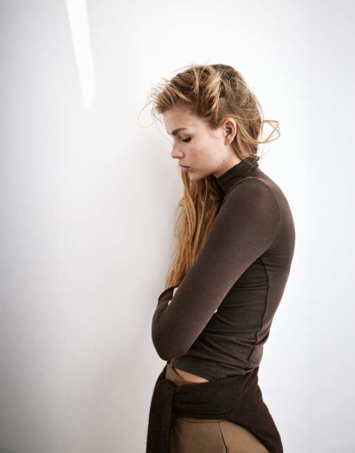 Pull&Bear Basic T-shirt con collo finto marrone, 4 di 7