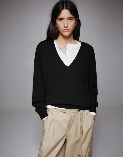 Pull&Bear Basic v-neck jumper in black - view 1