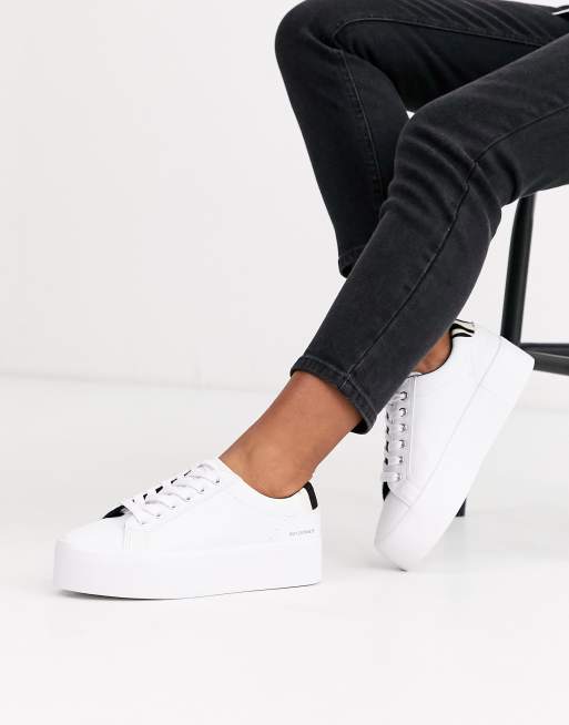 Pull&Bear - Baskets à plateforme avec tirant contrastant à l'arrière - Blanc