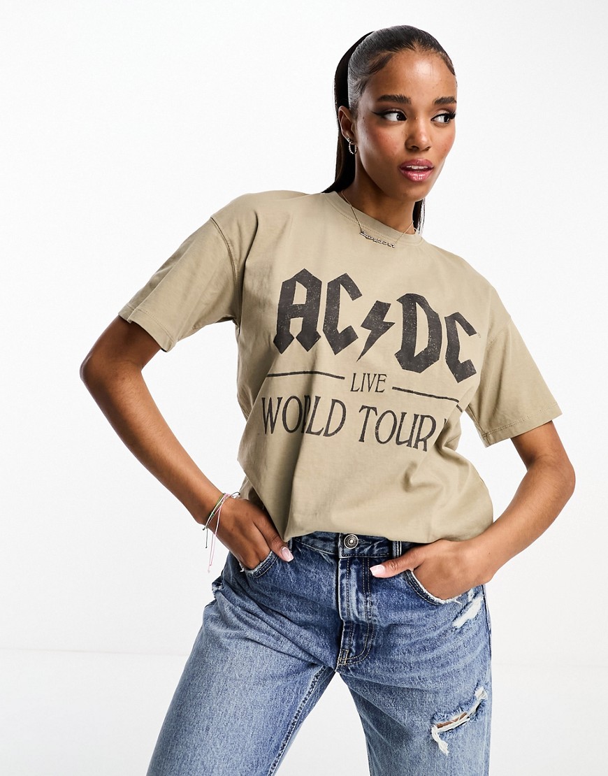 pull & bear - beige t-shirt med ac/dc-bandprint-grøn