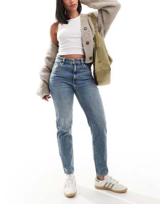 Pull & Bear - Bequeme Mom-Jeans in Blau mit Zierrissen