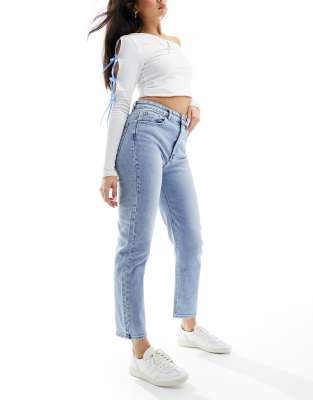 Pull & Bear - Bequeme Mom-Jeans in Hellblau