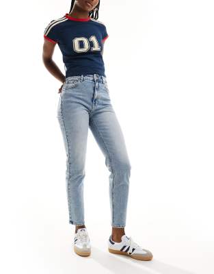 Pull & Bear - Bequeme Mom-Jeans in Hellblau