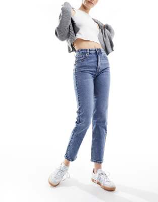 Pull & Bear - Bequeme Mom-Jeans in Mittelblau