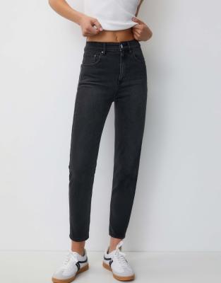 Pull & Bear - Bequeme Mom-Jeans in Schwarz